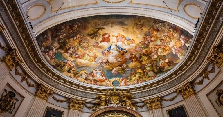 beautiful-frescoes-in-the-dome-of-the-cathedral-of